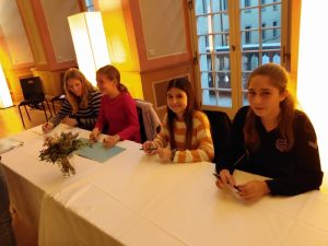 Die Vernissage des Buches mit dem Signieren der Bücher durch die jugendlichen Autorinnen und ein Danke an alle, die mitgeholfen haben.